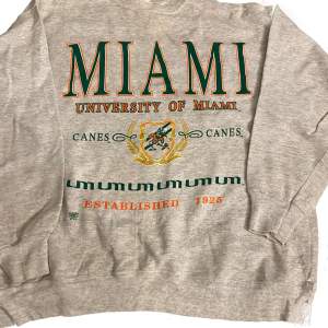✅ Vintage Sweatshirt                                                            ✅ Size: XL                                                                                           ✅ Condition: 10/10 