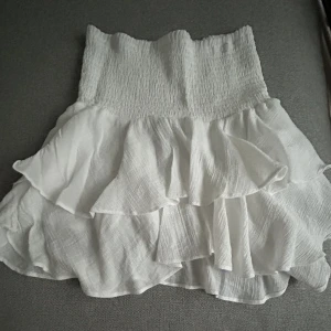 Volangkjol - Säljer denna vita Volangkjol, perfekt till stranden. Köparen står för frakten💕