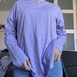 Tröja från arket - Säljer en lila tröja från  arket som aldrig använts, där av prislapp kvar. Köparen står för frakten☺️