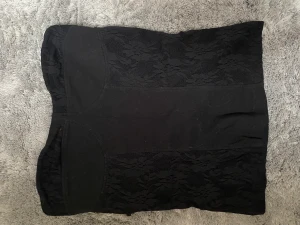 Topp - Jätte fina detaljer på. Kom aldrig till användning. Finns inte att köpa längre. Dragkedja bak. Ordinarie pris cirka 250kr.