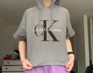 CK hoodie kortärmad - storlek S men oversized. Mycket bra skick.