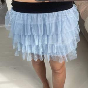 Blå volang kjol perfekt till sommaren 