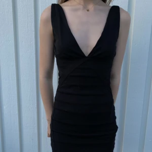 Svart klänning - Svart klänning i storlek S, stretchig så skulle tro att den sitter bra på XS-M 🖤