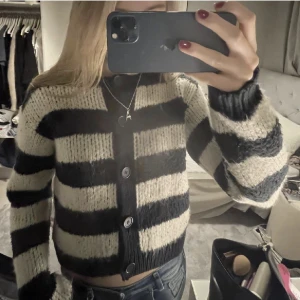 Zara topp/kofta - Säljer denna så eftertraktade topp/kofta från zara! Typ aldrig använd och funkar både i skolan och på fester! 