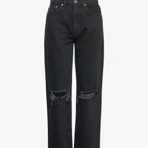 Svarta Jeans - Ett par svarta raka jeans med hål på knäna. Högmidjade byxor som inte kommit till användning. Från GinaTrikot🤍