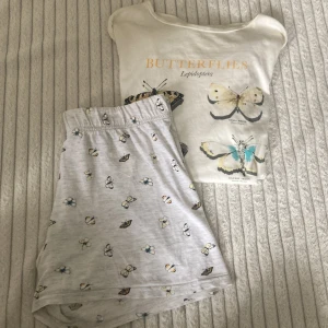 Fjäril pyjamas - En pyjamas med fjärilar på, väldigt bekväm att sova i. Både tröja och shorts är i storlek 170. 