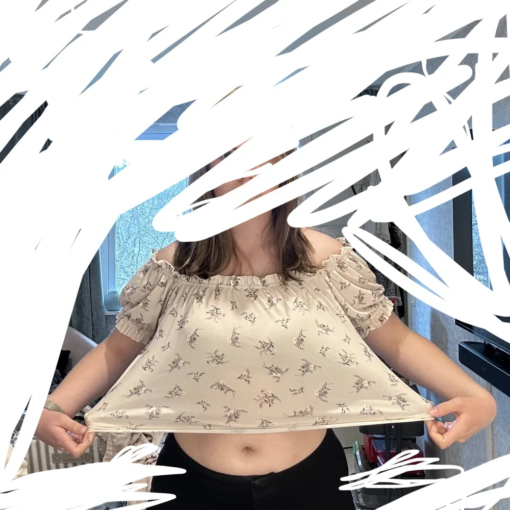 Croppad off-shoulder topp från Gina. Tyvärr klippt bort storlekslappen men se andra bilden för passform på mig. (Jag är 169cm och har normalt s/m på toppar. Sjukt stretchig (3e bilden) så passar flera storlekar. Knappt använd, inga defekter.🫶🫶🫶🫶. Toppar.