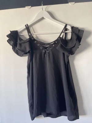 Fest topp linne - En fint linne med många fina detaljer.  Storlek xs/s