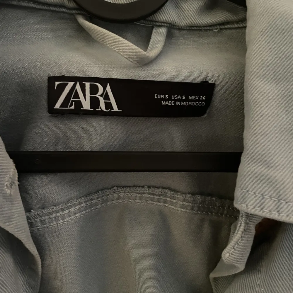 Säljer min blåa jeansjacka från Zara då jag har en liknande så denna kommer tyvärr inte till användning. Storlek S med knytbann. Jackor.
