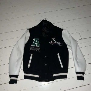 Axel Arigato varsity jacket  - Använd 1 gång, som ny. Nypris 3800kr.
