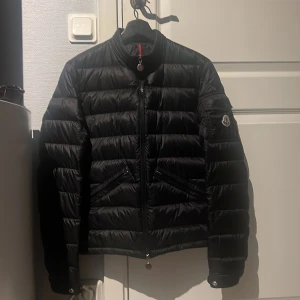 Moncler agay jacka - Säljer denna moncler agay jacka i storlek 2 som motsvarar ungefär s.  Säljs pågrund av att jag ej använder den.  Använts max 6 gånger och nypris ligger på ungefär 10 000.  Såklart ÄKTA!! Bara att skriva vid eventuella frågor eller funderingar!💬