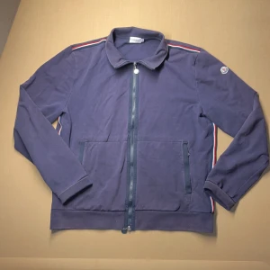 Moncler zip - Riktigt skön moncler zip. Perfa nu mot våren. Vintage i fint skick. Storlek XL men är liten i storleken så passar L perfekt. Äkta såklart, fler frågor kontakta gärna