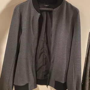 Bomber jacka  - Bomber jacka från Selected Homme som är knappt använd. Den är i en mörkare grå färg i mjukare tyg (100% polyester). Perfekt för våren ☀️🌷(den sista bilden är i en annan färg)  Köpare står för frakt 🚚 