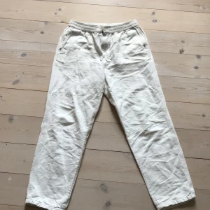 Linnebyxor - Säljer linnebyxor i storlek s/xs skulle jag säga. Passar om du är mellan 160-170. Ljusa. ( OBS Det är linnemix! ) Tvättas och stryks innan dom skickas.