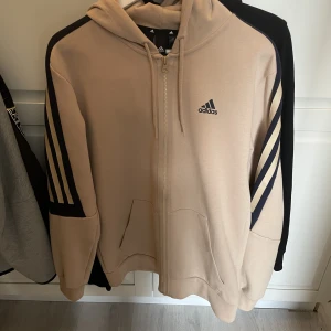 Adidas Zip Hoodie - Tjena!  Säljer den här snygga Adidas Zip Hoodie som är helt oanvänd! Nypriset kosta runt 7-800kr och vill ha endast 300kr för den!