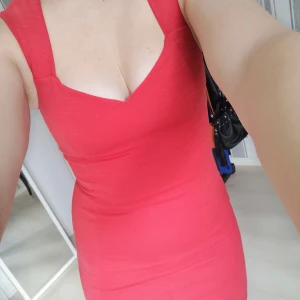 Snygg figursyddklänning - Snygg, röd festklänning som ej är superkort. Stretchig, men ändå "åtdragande". Använd max 1 gång, annars mest testad. 