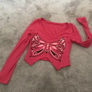 Denna snygga fjärils tröjan säljer jag nu! ❤️ pga att den tyvärr blivit för liten för mig… (aldrig använd)💓🦋