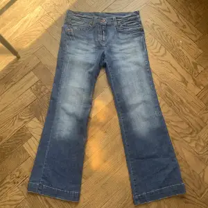 Snygga jeans, rätt vida vid foten. Höftmått: 42cm. Innerbensmått: 74cm. Fråga gärna frågor!