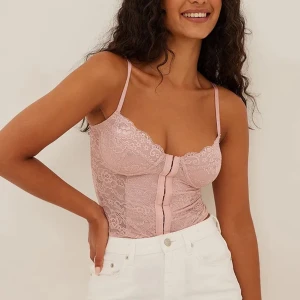 rosa spets korsett  - älskar denna korsetten, men tyvärr kommer den inte till användning då jag har flera andra ❤️ endast använd en gång!