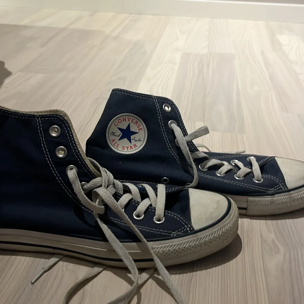 Mörk blå converse. Använda men inga stora skador. 💓. Skor.