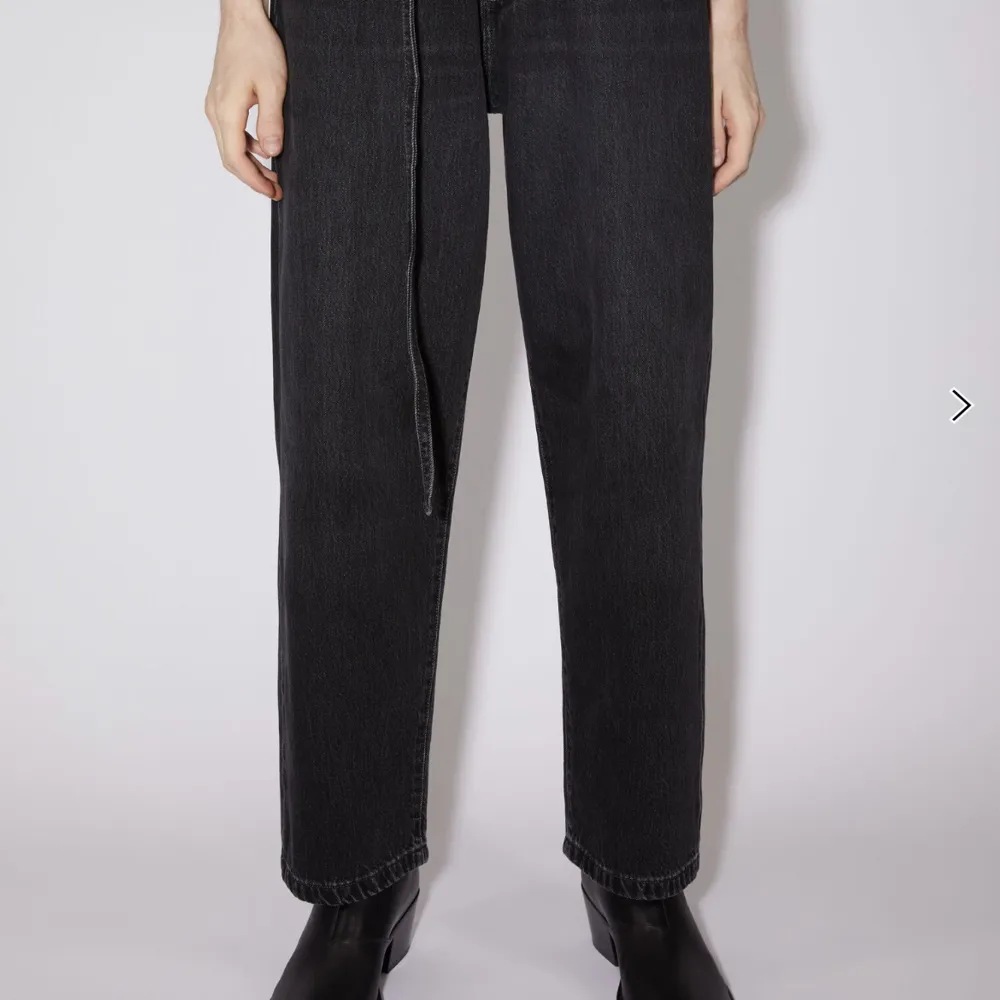 Svarta jeans ifrån Acne Studios.   Modellen heter Toj Jeans.  Jättefint skick, använda max 3 gånger.  Nypris 3100kr. Jeans & Byxor.