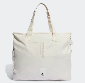 Adidas Tote - Jättesnyggt och knappt använt. Säljs pga att den inte används mycket. 