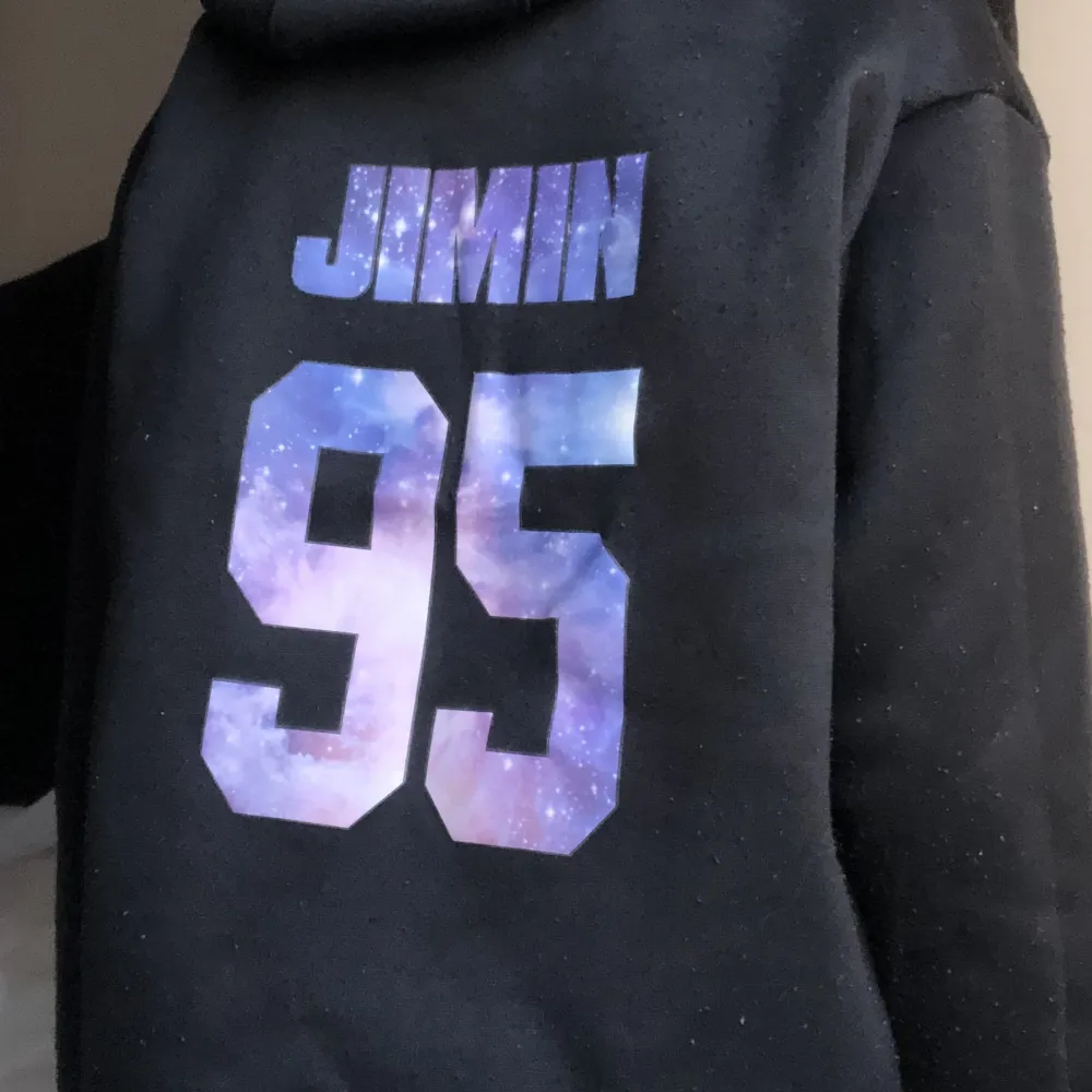 Säljer denna BTS hoodie. Köpte den för ett tag sedan så tyvärr kommer jag inte ihåg vart jag köpte den ifrån :/. Kan få knopp på sig då och då men det var inget som störde mig 🫶🏽💗. Hupparit & Collegepaidat.