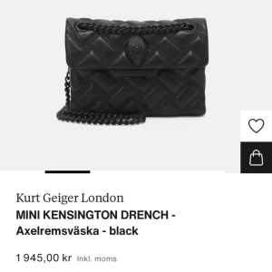 Kurt Geiger väska mini svart  - Jag säljer min äkta Kurt Geiger väska i storlek mini, köpt på  Zalando för 1945 kr. Väskan är i ett relativt bra skick, på några ställen har den svarta färgen övergått till silver eller guld.  Priset kan förhandlas så kontakta vid intresse!🙏🏼❤️