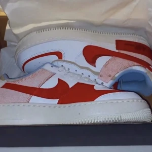 Air Force 1 Shadow - Köpta för något år sedan. (Kartong ingår ej)   Superfina, använda men sparsamt! Nypris: 1349kr   Storlek: 39,5 