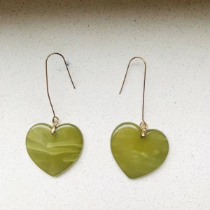 Gröna hjärt örhängen! - Fina örhängen med gröna hjärtan💚 