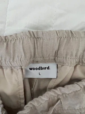Woodbird linnebyxor  - Woodbird linnebyxor i nyskick Köpta på Åhléns för 1200kr  Säljer pga att den inte passar längre