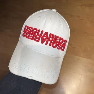 Dsquerd keps - Bra skick, Äkta vara. Säljer pga ingen användning utav den.