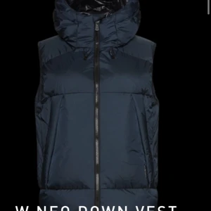 Söker sail väst med luva storlek XL/L - Hejsan alla!! Söker denna sail väst med luva storlek XL/L