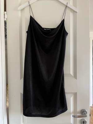 Perfekta svarta klänningen! Från zara! Köpare står för frakt, kan mötas upp i Malmö/ Lund!