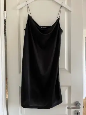 Perfekta svarta klänningen! Från zara! Köpare står för frakt, kan mötas upp i Malmö/ Lund!