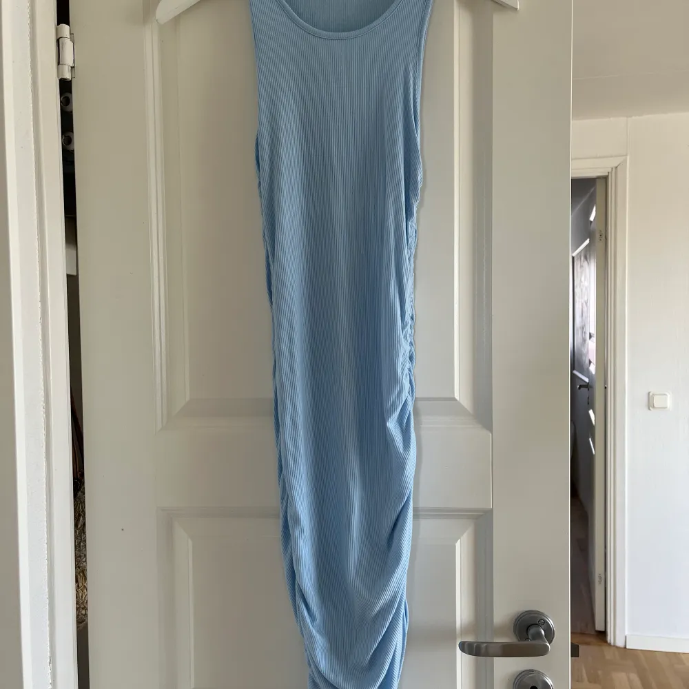 En ljusblå härligt klänning!! Lappen av så vet dessvärre inte märke eller storlek men sitter som en S/Xs, justerbar längd!. Klänningar.