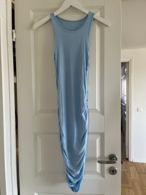 Blå härlig sommarklänning - En ljusblå härligt klänning!! Lappen av så vet dessvärre inte märke eller storlek men sitter som en S/Xs, justerbar längd!