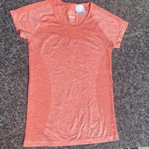 Aprikosfärgad träningsthirt från Nike i storlek XS. Sparsamt använd. 💕🧡