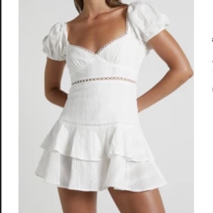 Studentklänning  - Klänning från showpo i storlek S💓💓Superfin men har valt att behålla en annan studentklänning. Skriv för bilder hur den sitter på🫶🏻Köpt för 800, aldrig använd och lappen är kvar