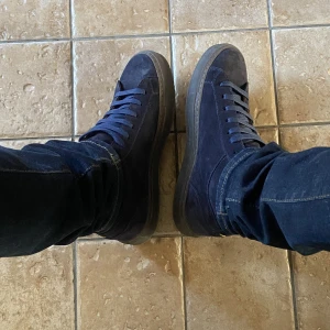 Doucals skor - Säljer dessa stiliga DOUCAL’s. Aldrig använda så dom är 10/10 i skick. Storlek 41 men passar utan tvekan upp till 42! Ny pris 3500 mitt pris 1900. Kvitto och box följer självklart med vid affär. Köparen står för frakten.🙌🏽🙌🏽