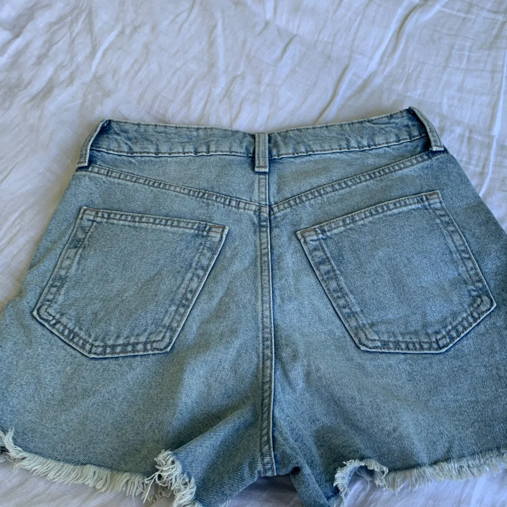 Säljer min jeans shorts från hm i st 34 säljer pga inte min stil längre haft dom ett tag därav pris, annars nysick från H&M, orginal pris: 199. Shorts.