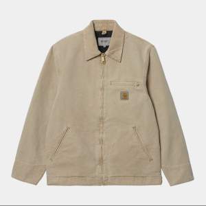 Säljer en helt Ny & oanvänd Carhartt detroit jacket strl XS i beige färg (Dusty H Brown l026467). Nypris 2 245kr. Fraktas på köparens bekostnad. Perfekt jacka till våren! 