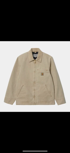 Carhartt detroit jacket - Säljer en helt Ny & oanvänd Carhartt detroit jacket strl XS i beige färg (Dusty H Brown l026467). Nypris 2 245kr. Fraktas på köparens bekostnad. Perfekt jacka till våren! 