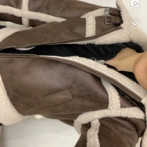 Mocka jacka - Säljer min fina jacka ifrån H&M, köptes för 3 veckor sen och är endast använd en gång! Den är i XS men är lite oversized så passar mig i S/M också, nypris 599