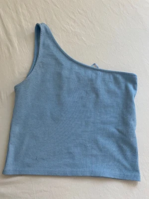 Blå topp  - En blå topp i storlek M har användt ett par gånger men är i bra skick 