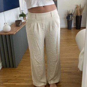 Linnebyxor - Från ginatricot storlek 34, jag har vanligtvis storlek s och är 168cm. Har en rand som inte går bort i tvätten men märks inte (bild 3)