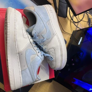 Air force 1 - Mycket fina o nya air force 1, köpta för 1200 från zalando. Säljer för passar inte längre. Dm vid frågor, går ner i pris vid snabb affär. Frakt elr träffas i värmland.