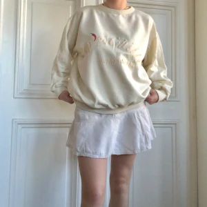 söt gräddvit vintage sweatshirt med tryck - jättefin vintage tjocktröja med text i samma färg som tröjan och en röd chili! skick: använd, finns ett litet hål i armhålan men det är superlätt att fixa storlek: S modell: s/m 169cm