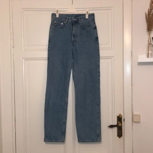 Weekday jeans  - Ett par jätte fina jeans från weekday, hög midja med wide fit. De har hål på insidan i midjan men syns inte när byxorna sitter på. Säljer dem då de inte passar mig längre. Skriv för fler bilder eller frågor😊