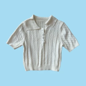  Vit skjorta - Söt vit skjorta i storlek, medium. fint tjockt material som passar att ha i alla årstider🤍